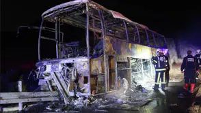 Denizli’de yolcu otobüsü bariyerlere çarpıp alev aldı: 1’i bebek 8 kişi hayatını kaybetti