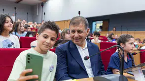 İzmir Çocuk Meclisi kapanışında Başkan Tugay, çocukların önerilerini ve emeğini övdü.