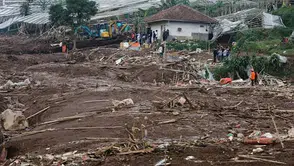 Endonezya'nın Flores Adası'nda 7,7 büyüklüğünde deprem, 14 ölü, çok sayıda yaralı var