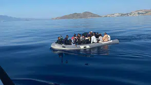 İzmir Menderes açıklarında 18 düzensiz göçmen yakalandı