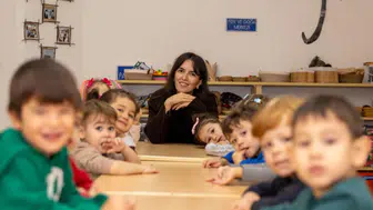 İzmir'de 25 yıl aradan sonra öğrencisi olduğu okulda öğretmenlik yapmaya başladı