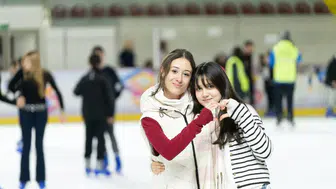 İzmir'de Öğrenciler Buz Pistinde Karne Hediyesi Eğlencesi Yaşadı