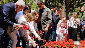 Dervişoğlu, Anneler Günü'nde Zübeyde Hanım Anıt Mezarı'nı ziyaret etti ve karanfil bıraktı