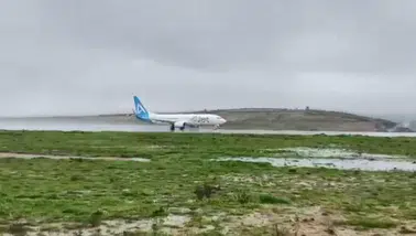Antalya'da Şiddetli Yağış Uçak Seferlerini Vurdu! İniş Yapamayan Uçaklar Başka Havalimanlarına Yönlendirildi