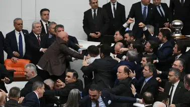 TBMM'de Gürlek'in yemini sırasında AK Parti ve CHP arasında tekme tokat kavga!