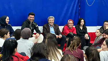Milletvekili Dursun Ataş, Kayseri'de vatandaşların sorunlarını dinleyip çözümler üretiyor