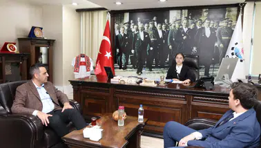 Çiğli’de 23 Nisan’da koltuk üç çocuğa emanet edildi: Minik başkanlardan dikkat çeken gelecek vizyonu