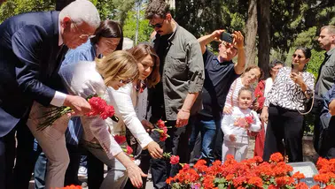 Dervişoğlu, Anneler Günü'nde Zübeyde Hanım Anıt Mezarı'nı ziyaret etti ve karanfil bıraktı