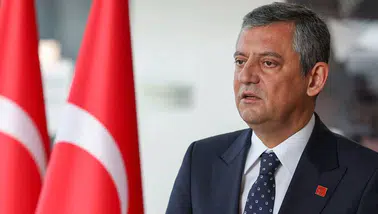 Özgür Özel’den Sırrı Süreyya Önder Mesajı: “Mücadelesini Unutmayacağız”