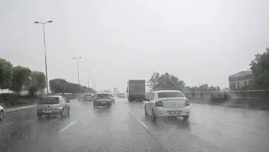 Ankara’da sağanak ve dolu hayatı felç etti: Caddeleri su bastı, araçlar zarar gördü