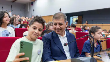 İzmir Çocuk Meclisi kapanışında Başkan Tugay, çocukların önerilerini ve emeğini övdü.