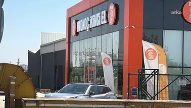 Koç Grubu Şirketlerine Yönelik Saldırılar Sürüyor: Diyarbakır'da Otokoç Bayisi de Hedef Alındı