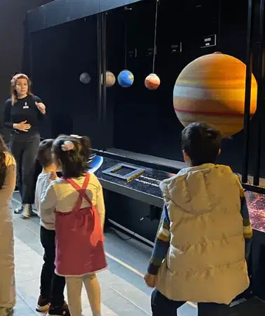 Çiğli'de çocuklar, uzayı hayal ettikleri gibi çizip bilimle buluştu!