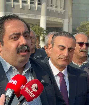 CHP Malatya İl Başkanı Barış Yıldız, deprem sonrası belediye binasının hasarını sorguladı