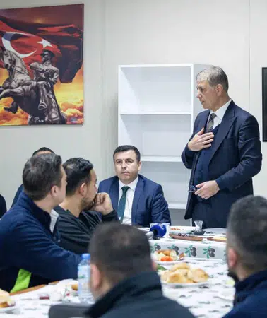 Başkan Tugay, İzmir'in yeşil alanlarını güçlendirmek için emekçilerle buluştu ve destek mesajları verdi.