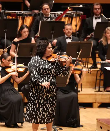 AASSM’de Büyüleyen Gece: Hande Küden, “Romantizmin İki Yüzü” Konseriyle İzmir’i Etkiledi