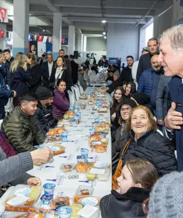 İzmir'de Ramazan coşkusu: 3 bin kişilik iftar sofrasında birlik ve dayanışma vurgusu