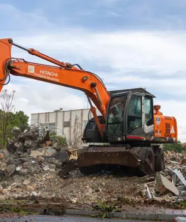 Yenişehir’de tehlike oluşturan metruk bina yıkıldı: Devrilen ağaçlara da anında müdahale