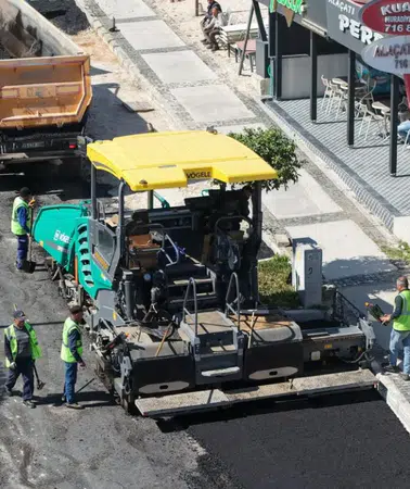 Çeşme'de Yaz Sezonu Öncesi Yol Yenileme Çalışmaları Hız Kazandı
