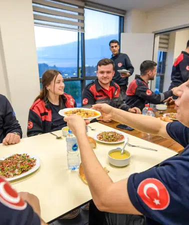 İtfaiye personeli Ramazan'da iftar sofrası kurarken can güvenliği için her an hazır bekliyor