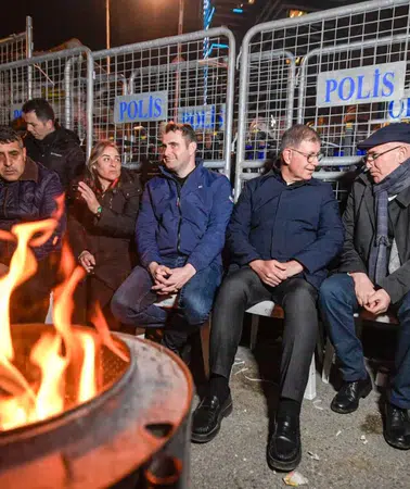 İzmir Meslek Fabrikası nöbeti gece boyunca sürdü: Cemil Tugay ve yurttaşlardan dayanışma mesajı