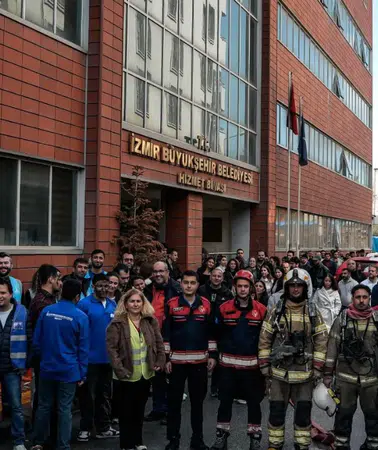 İzmir Büyükşehir Belediyesi’nden gerçeğini aratmayan tatbikat: Deprem ve yangın senaryosu başarıyla uygulandı