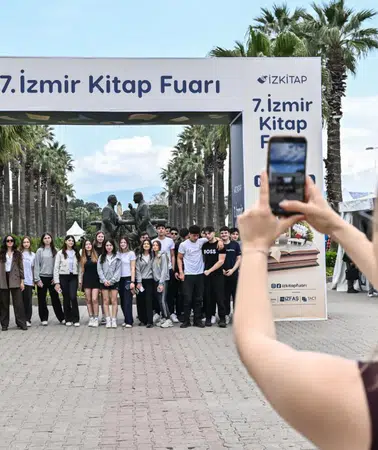İZKİTAP’ta bilim ve edebiyat aynı sahnede buluştu: Karaburun’dan günümüz öykücülüğüne uzanan yoğun ilgi