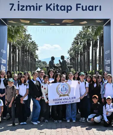 İZKİTAP’a öğrenci akını: İzmir Kitap Fuarı’nda kitap ve imza heyecanı