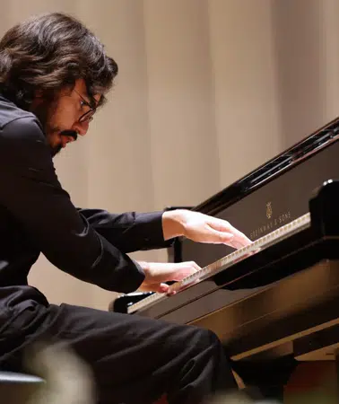 18 yaşındaki piyanist Eren Düzenli, İzmir’de sahnede büyüledi