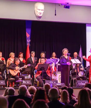 İzmir’de otizme dikkat çeken anlamlı konser: Kırmızı güllerle güçlü mesaj