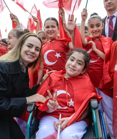 İzmir’de 23 Nisan coşkusu Cumhuriyet Meydanı’nda yaşandı: Kahramanmaraş’taki saldırıda hayatını kaybedenler unutulmadı