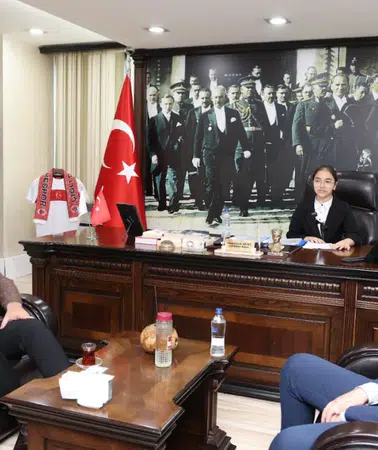 Çiğli’de 23 Nisan’da koltuk üç çocuğa emanet edildi: Minik başkanlardan dikkat çeken gelecek vizyonu