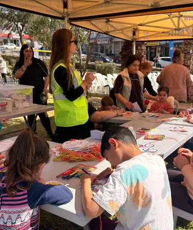 İzmir’de 23 Nisan coşkusu sokaklara taştı: Gezici Sahne çocuklarla buluştu