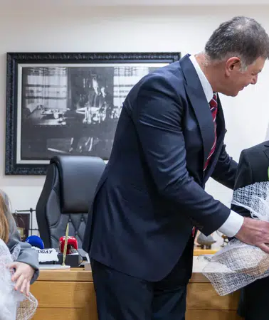 Cemil Tugay koltuğunu çocuklara devretti: İzmir’de 23 Nisan’a umut, barış ve güvenlik mesajı