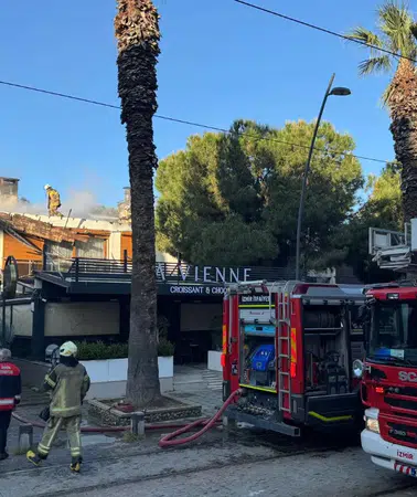 İzmir Karşıyaka’da restoran yangını paniği: Alevler bitişikteki eve sıçradı