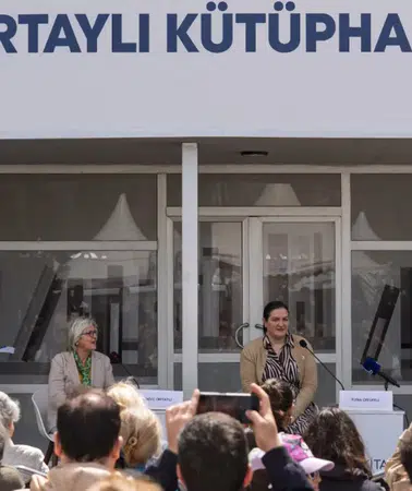 İZKİTAP’ta duygusal buluşma: İlber Ortaylı’nın kızı ve kız kardeşi okurlarla bir araya geldi