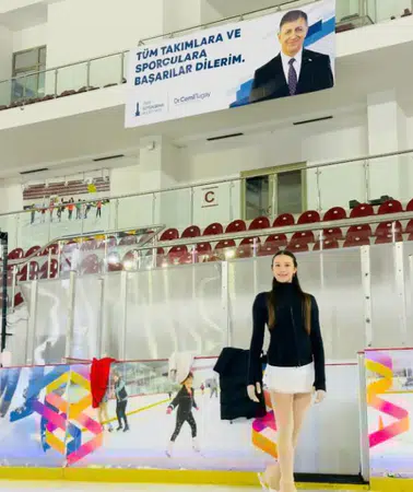 13 yaşındaki Doğa Güner’den buz pistinde büyük gurur: 25 günde üç uluslararası madalya