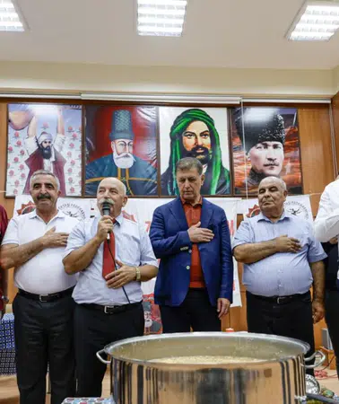 Başkan Tugay Karşıyaka’da Aşure Lokmasını Paylaştı
