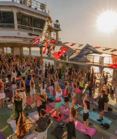İzmir Körfezi’nde Gün Batımı Eşliğinde Vapurda Yoga Keyfi