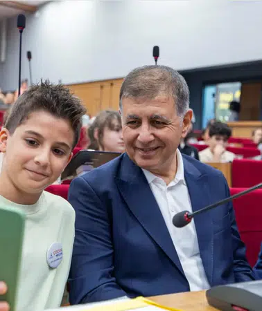 İzmir Çocuk Meclisi kapanışında Başkan Tugay, çocukların önerilerini ve emeğini övdü.