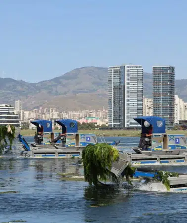 İzmir Körfezi'nin Temizliği için 1 Milyon Ton Çamur ve Denizdeki Atıklarla Mücadele Projeleri Yürütülüyor