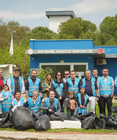İzmir’de Örnek Dayanışma: Gönüllüler Parkları Temizledi, Çocuk Oyun Alanlarını Hijyenik Hale Getirdi
