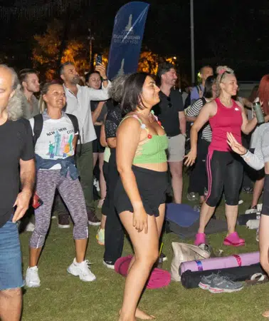 İzmir Yoga Festivali renkli görüntülerle başladı, gün batımında yoga keyfi yaşandı