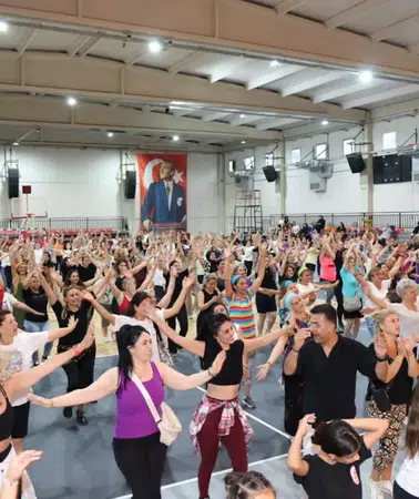 İzmir Çiğli’de Aerobik ve Dans Gecesi Coşkusu: Spor ve Eğlence Aynı Sahnedeydi