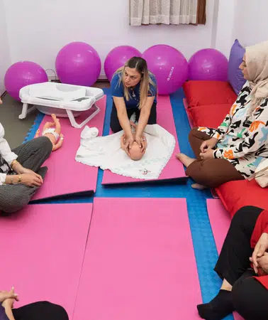Gebe Okulu ile İzmir'deki anne adayları doğuma psikolojik ve fiziksel olarak hazırlanıyor