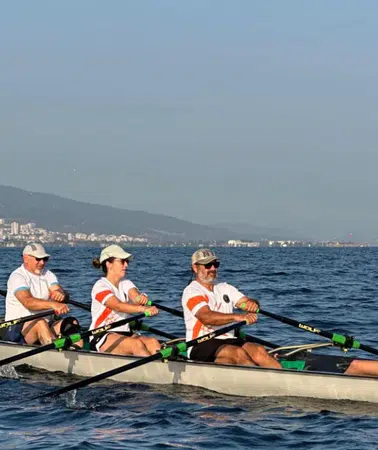 İzmir Marina’da su sporları eğitimleri başladı, her yaştan katılımcılar denizle buluşuyor