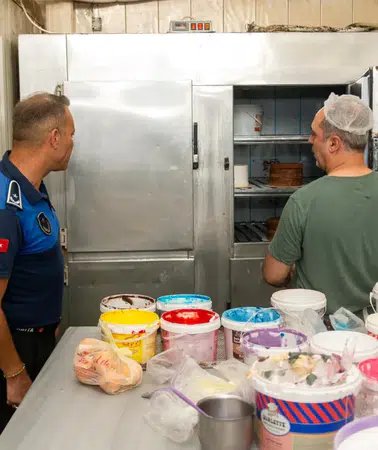Mersin'de Pasta ve Dondurma Denetimleri: Hijyen Kurallarına Uymayan İşletmeye Ceza