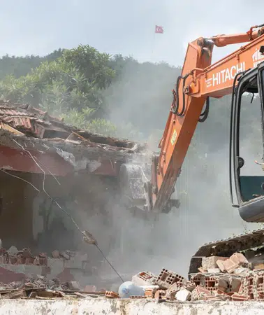 Yenişehir’de güvenlik riski oluşturan metruk binalar yıkılıyor