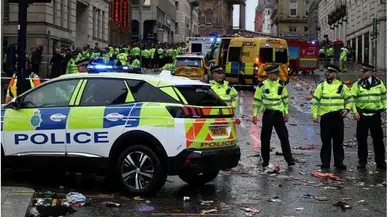 Liverpool'da yangın: Yüzlerce araç zarar gördü