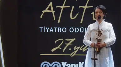 Afife Tiyatro Ödülleri'nde Tamer Karadağlı'ya teşekkür protestoyla karşılandı